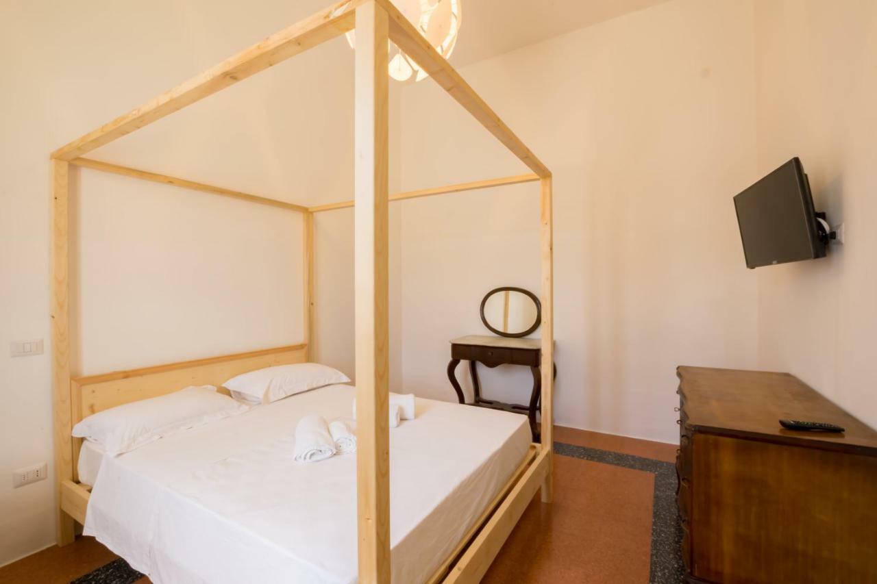 Palazzo Ashian Bed & Breakfast อักกวาริกา เดล กาโป ภายนอก รูปภาพ
