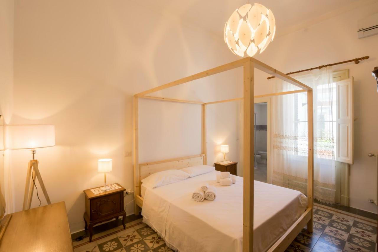 Palazzo Ashian Bed & Breakfast อักกวาริกา เดล กาโป ภายนอก รูปภาพ
