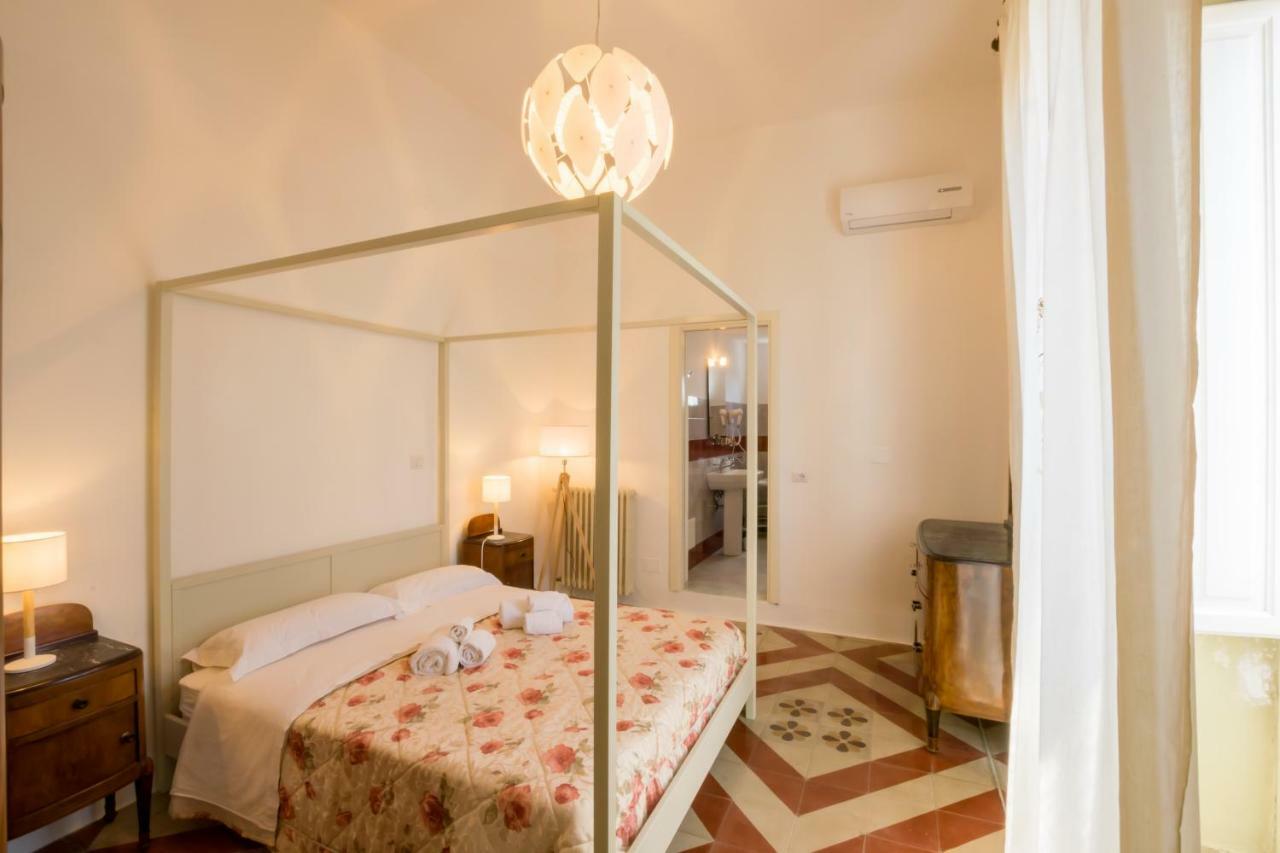 Palazzo Ashian Bed & Breakfast อักกวาริกา เดล กาโป ภายนอก รูปภาพ